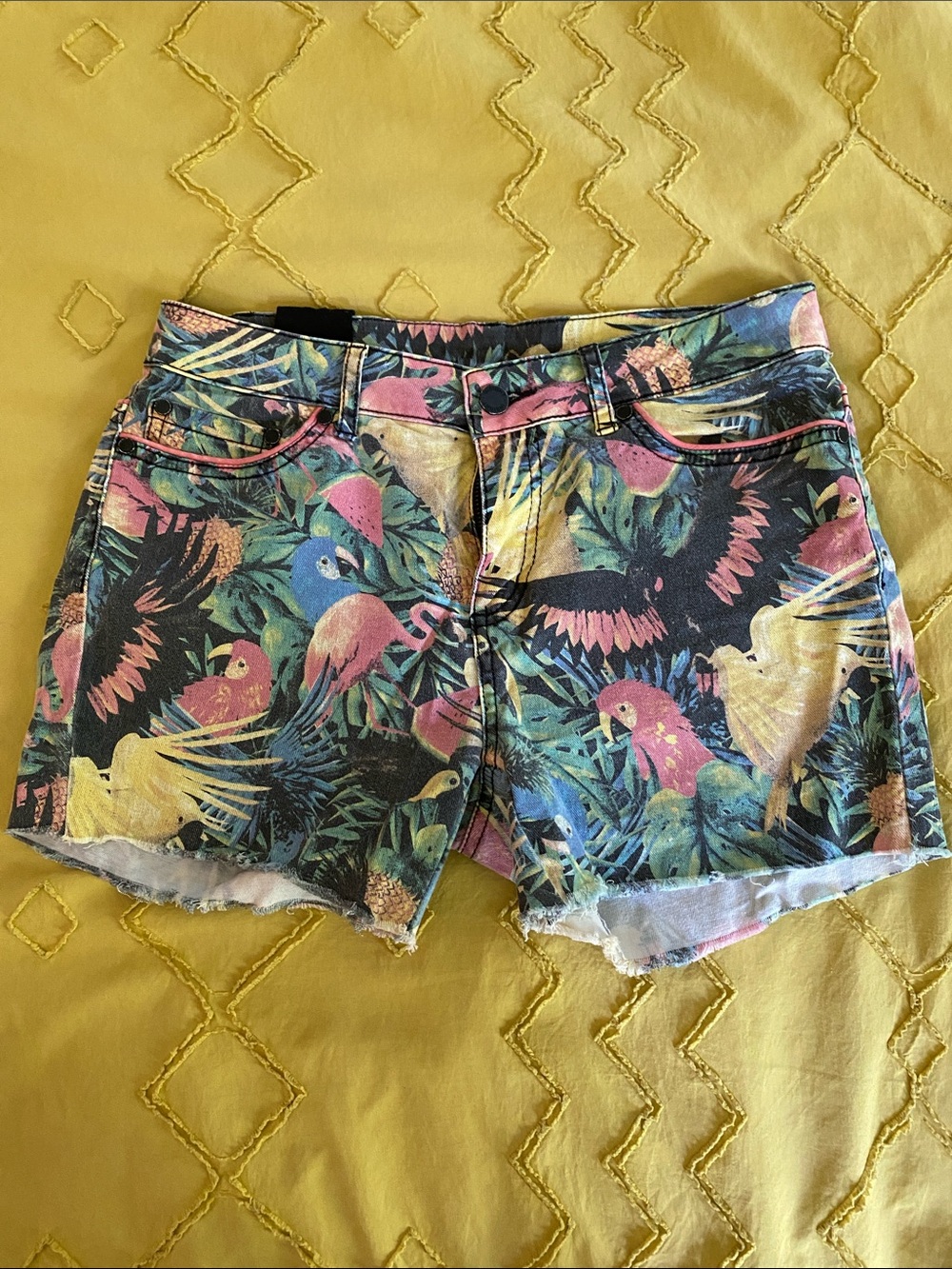 Tropical Flamingo Print Women's Denim Shorts - Multicolor